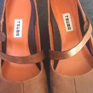 Brown comfortable heels.